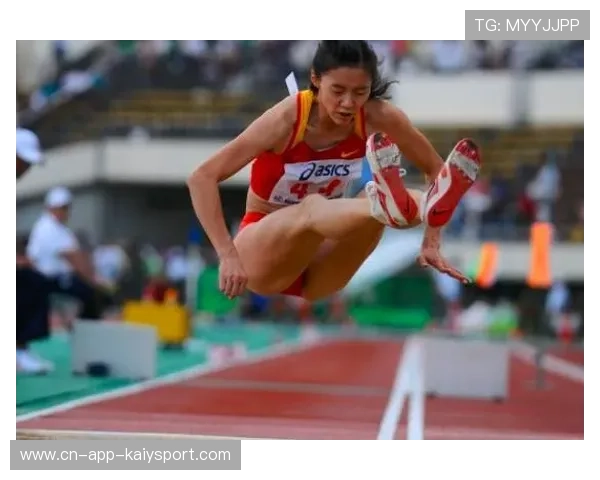 女子三级跳选手完成生涯最佳一跳后，激动得直接翻了个后空翻，女子三级跳一般人能跳多远